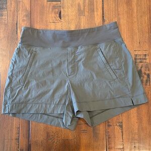Athleta Trekkie North Short 3.5” inseam size 10